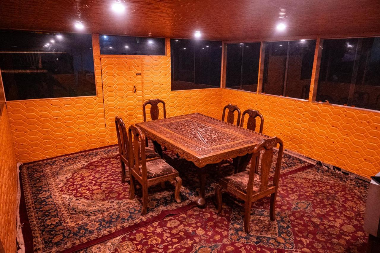 Houseboat Karima Palace Сринагар Экстерьер фото