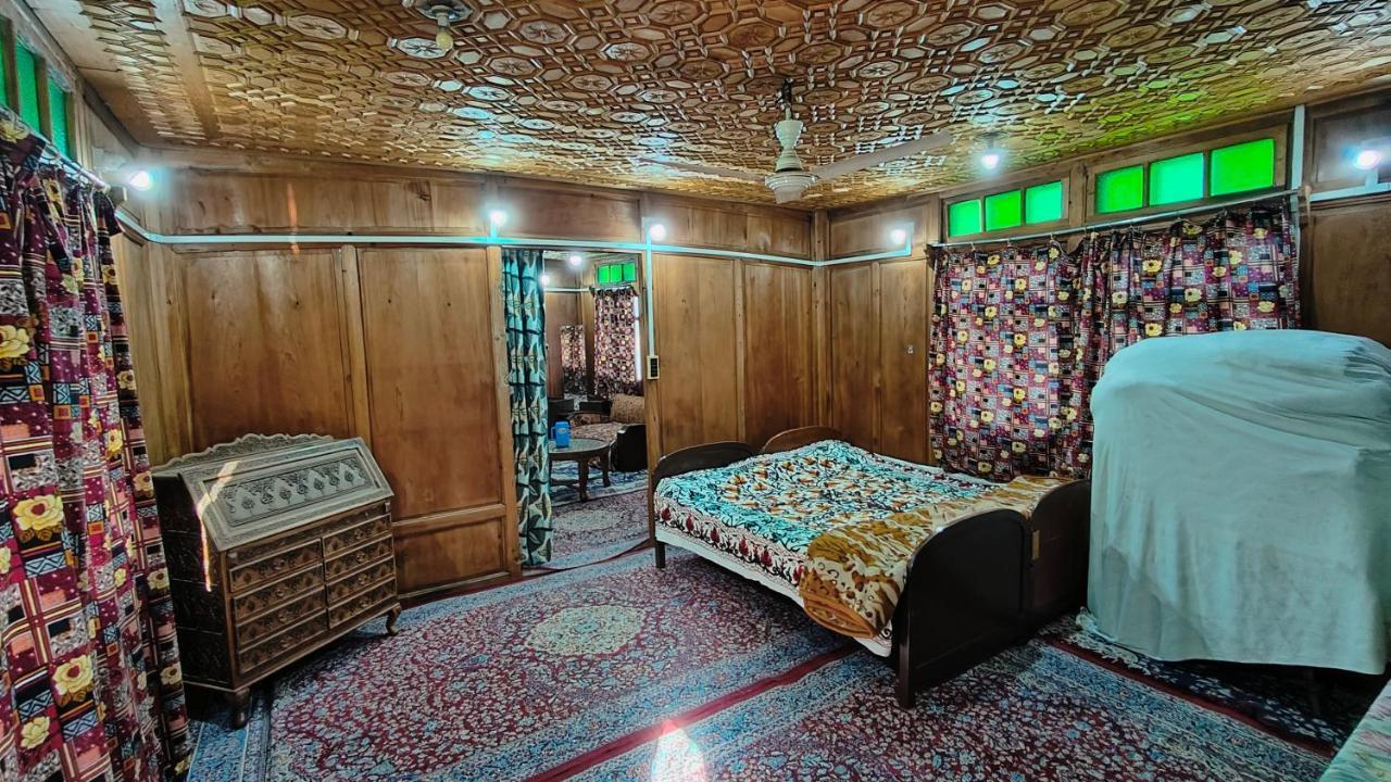 Houseboat Karima Palace Сринагар Экстерьер фото