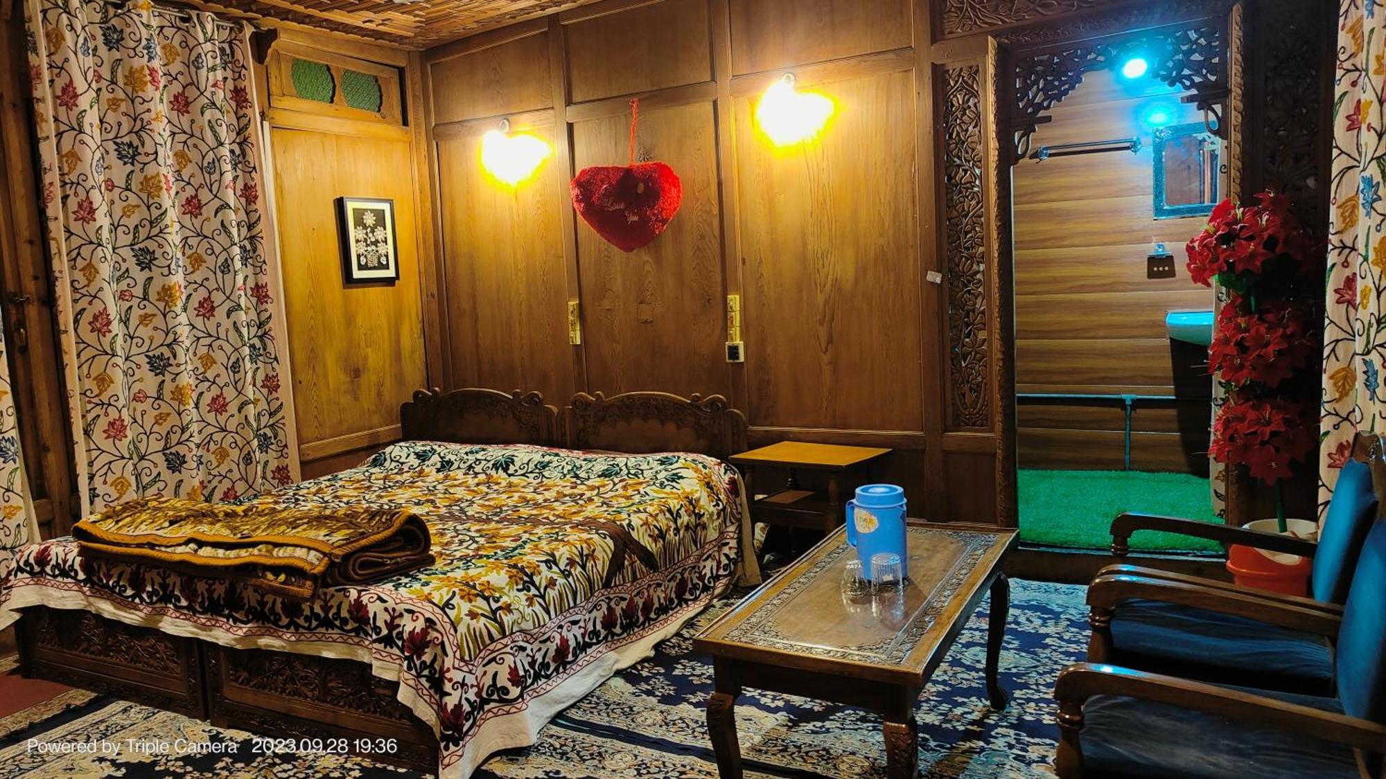 Houseboat Karima Palace Сринагар Экстерьер фото