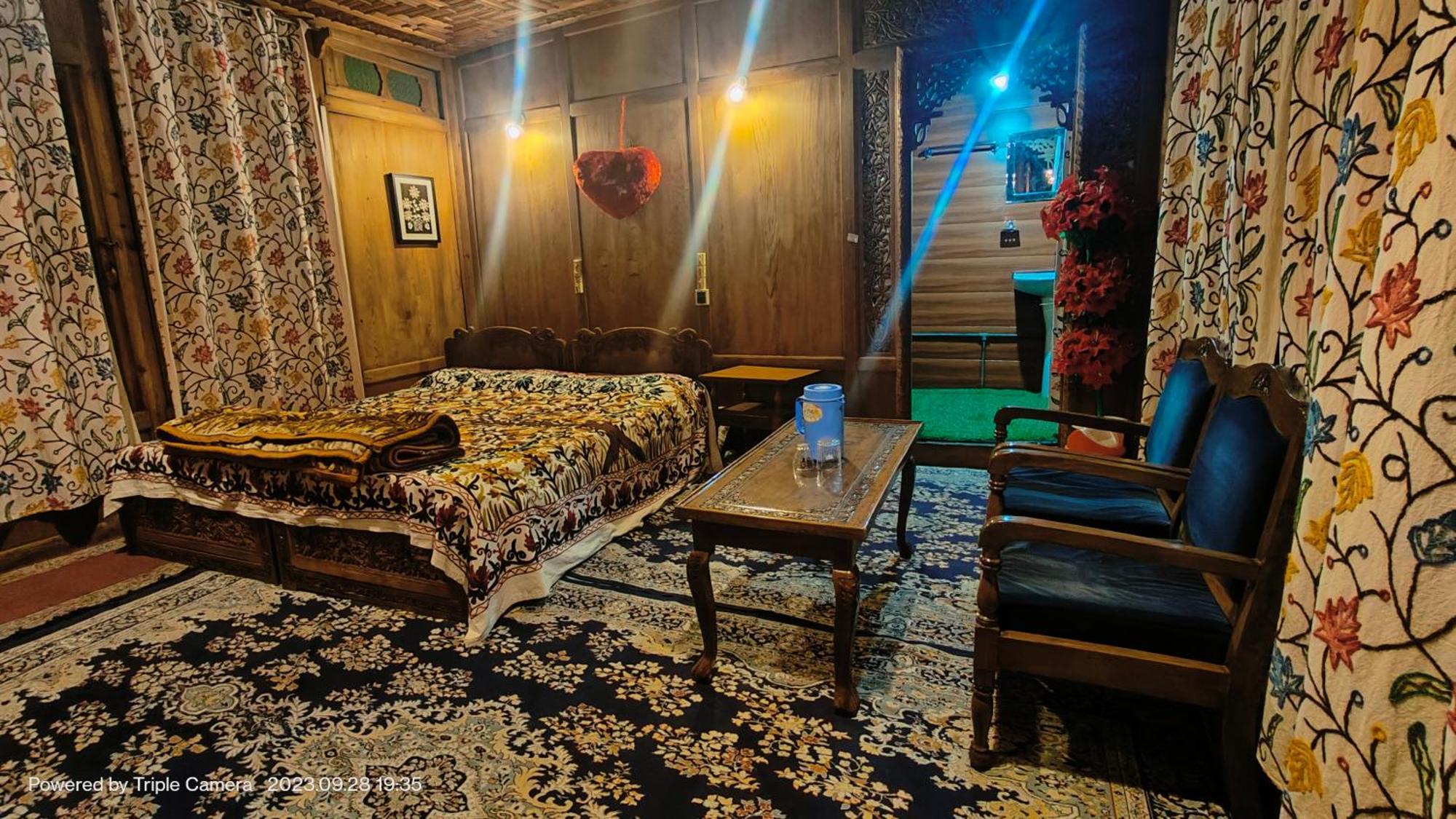 Houseboat Karima Palace Сринагар Экстерьер фото