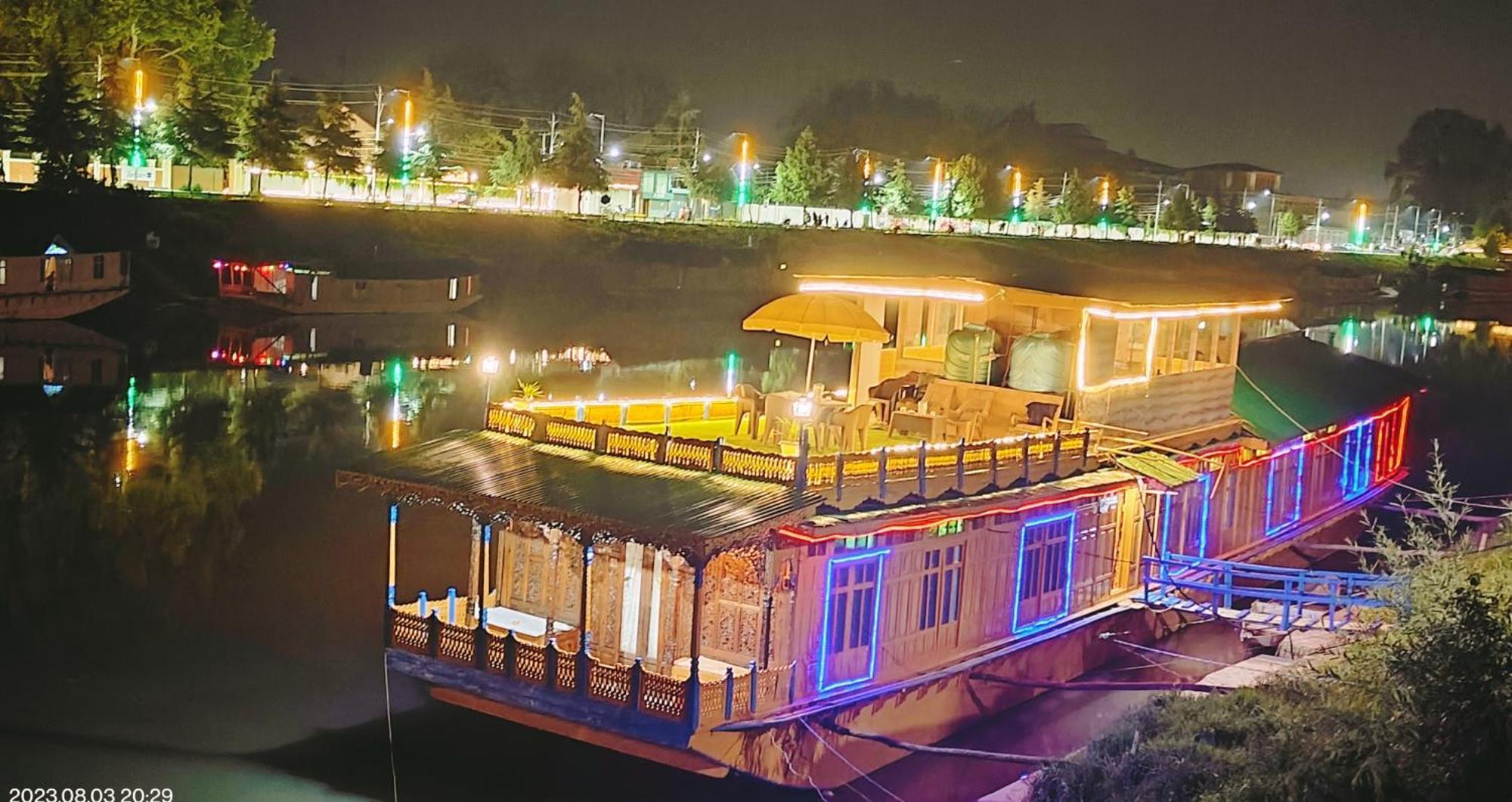 Houseboat Karima Palace Сринагар Экстерьер фото