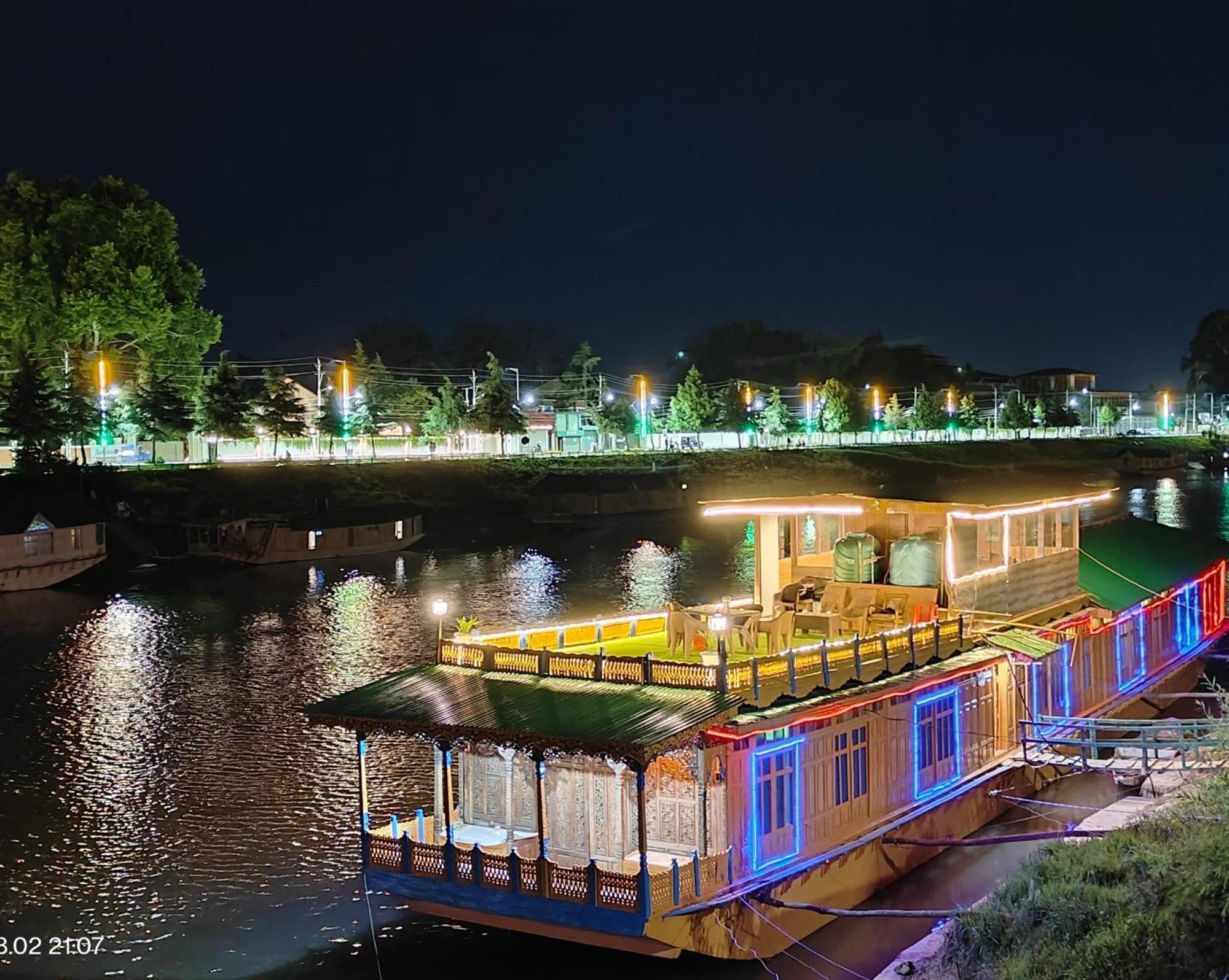 Houseboat Karima Palace Сринагар Экстерьер фото