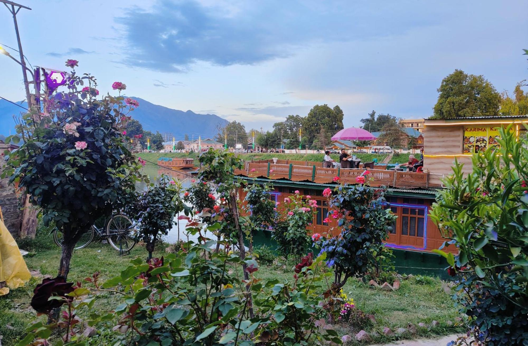 Houseboat Karima Palace Сринагар Экстерьер фото