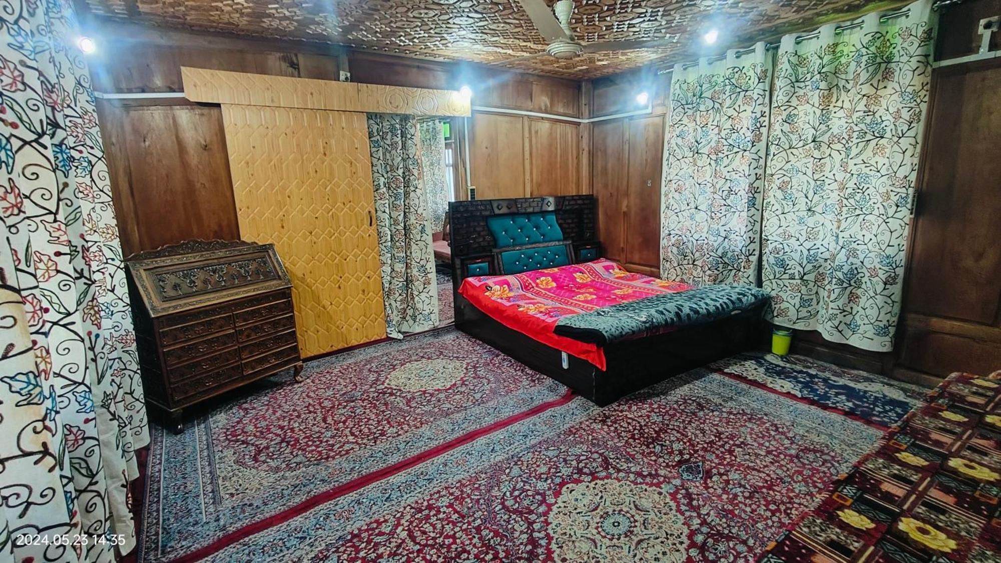 Houseboat Karima Palace Сринагар Экстерьер фото