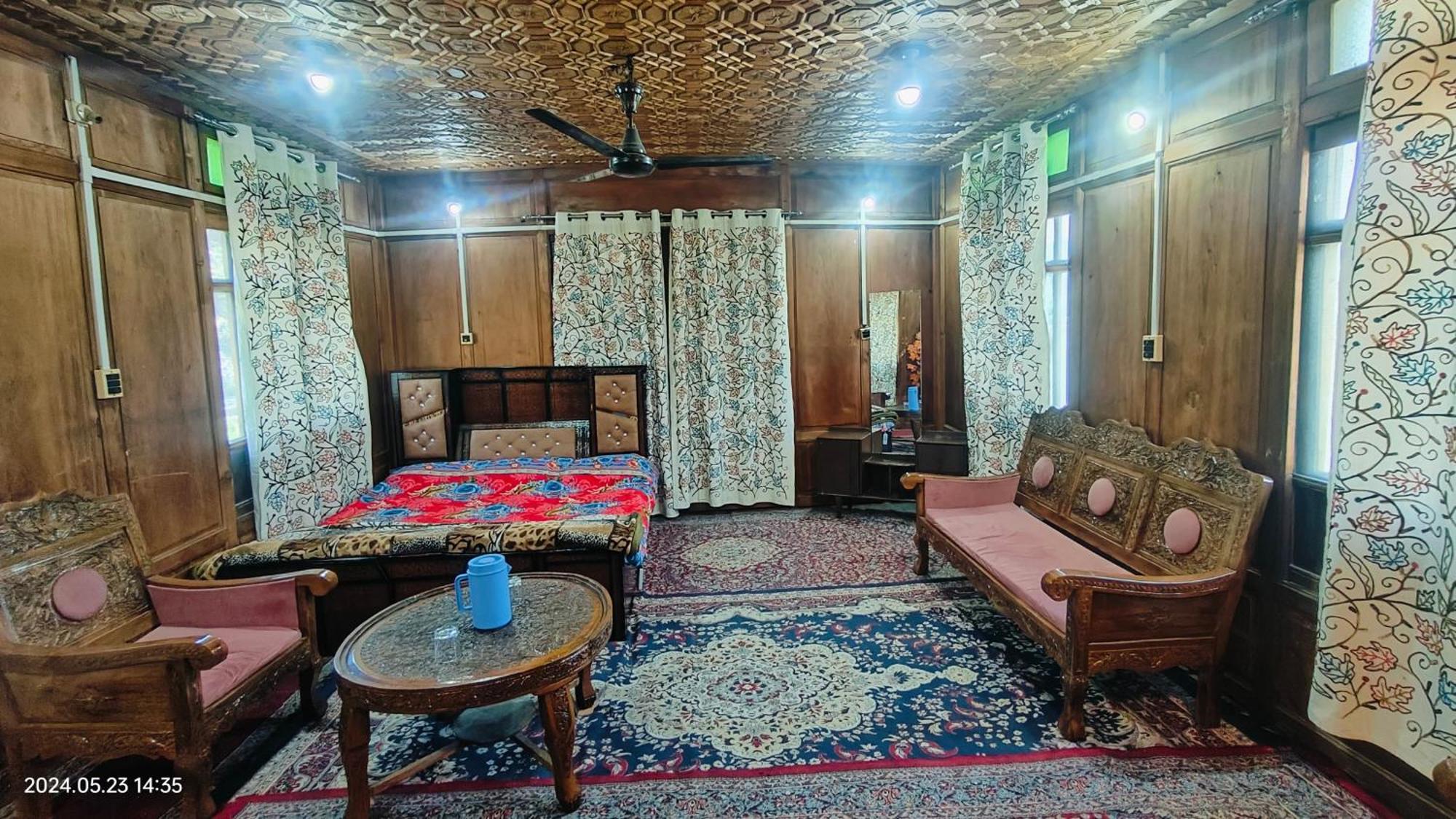 Houseboat Karima Palace Сринагар Экстерьер фото