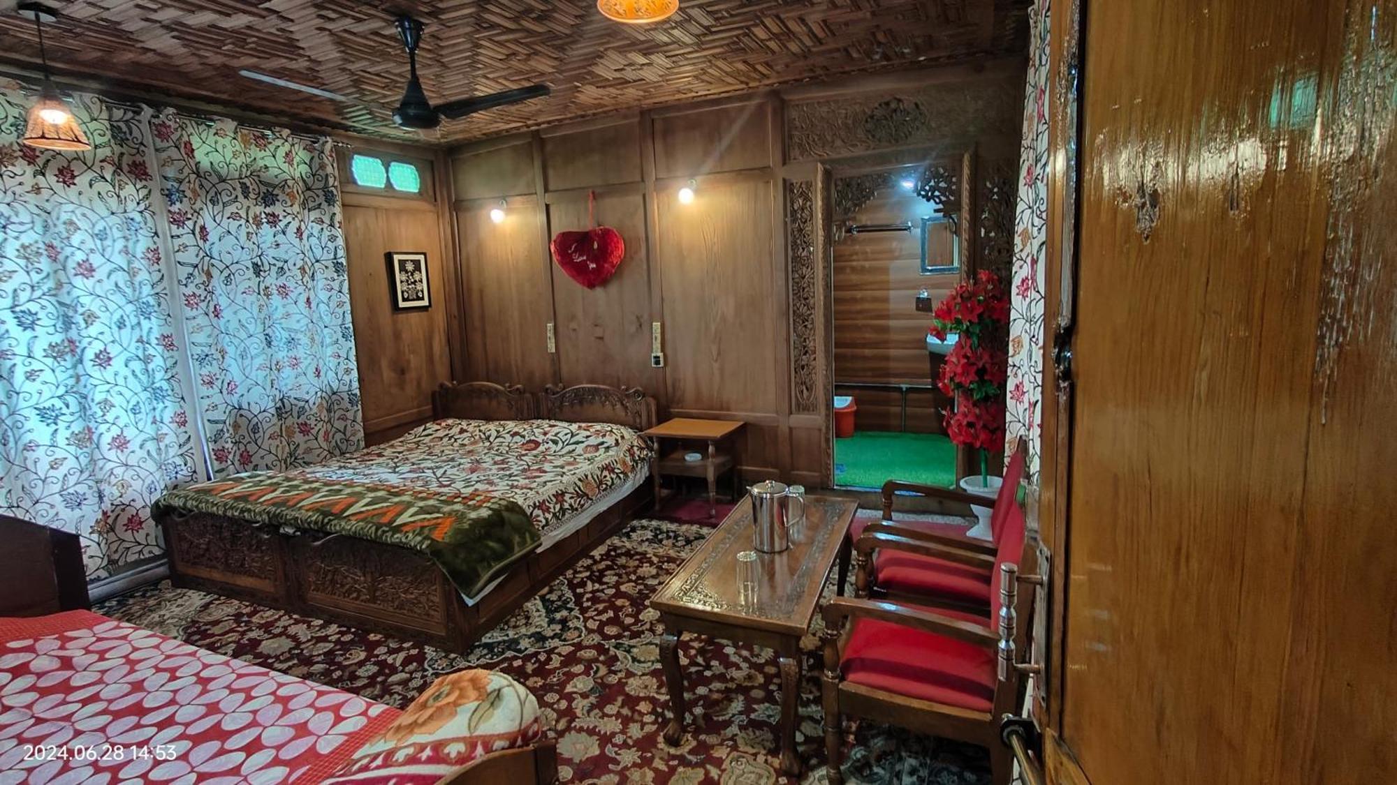 Houseboat Karima Palace Сринагар Экстерьер фото