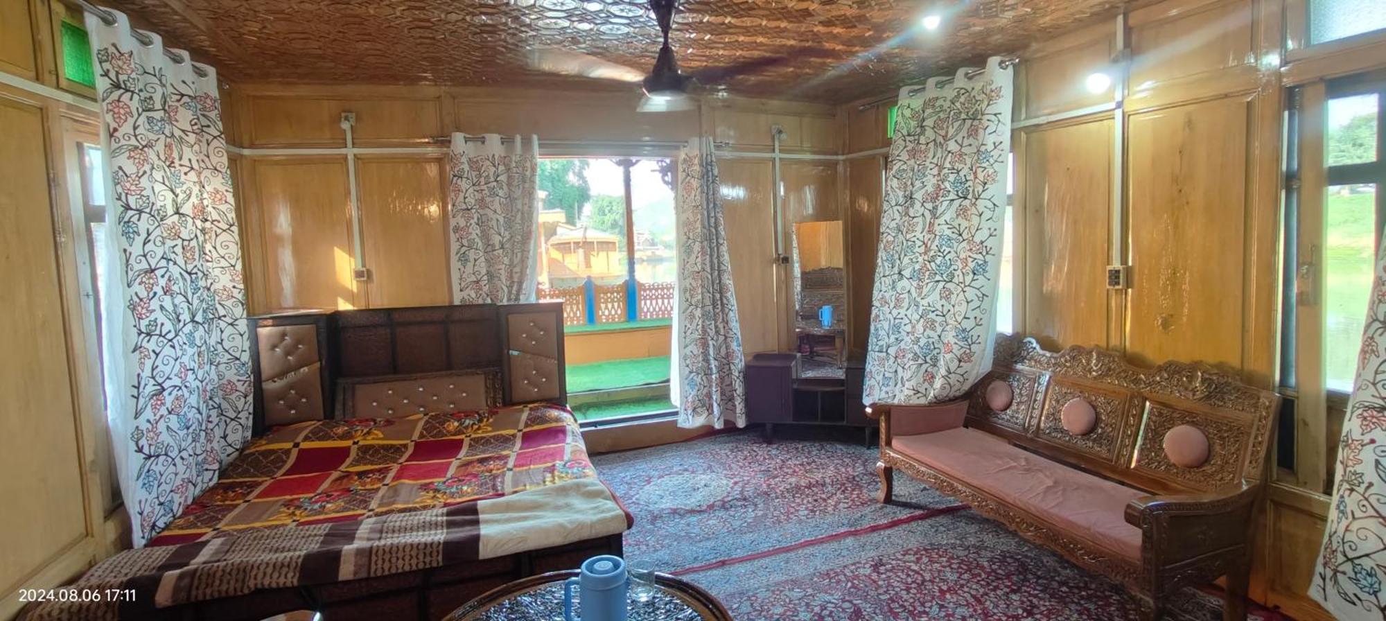 Houseboat Karima Palace Сринагар Экстерьер фото