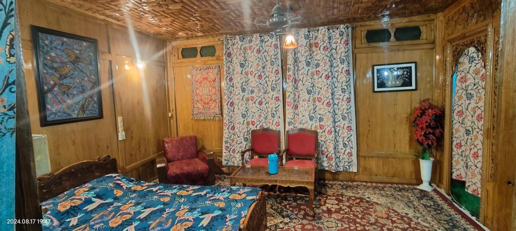 Houseboat Karima Palace Сринагар Экстерьер фото