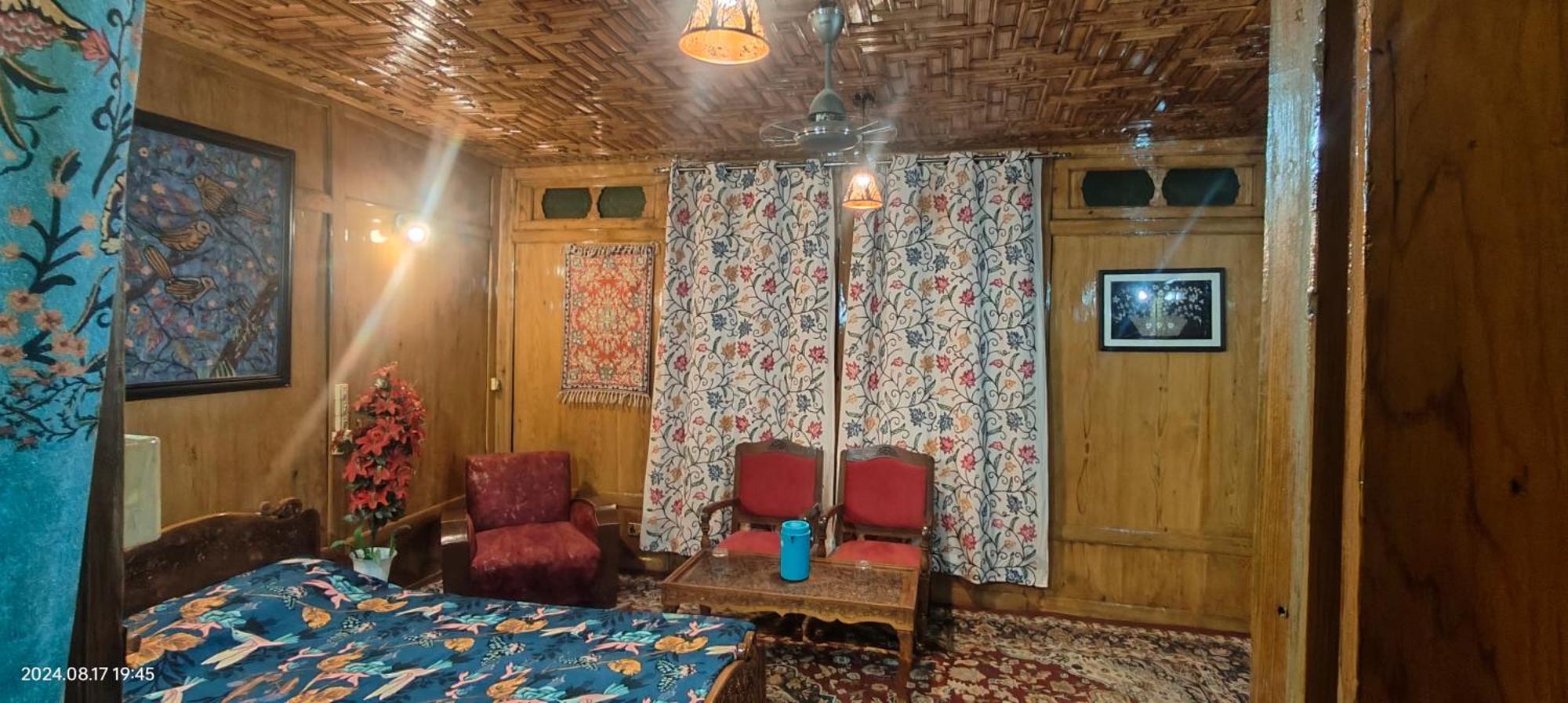 Houseboat Karima Palace Сринагар Экстерьер фото